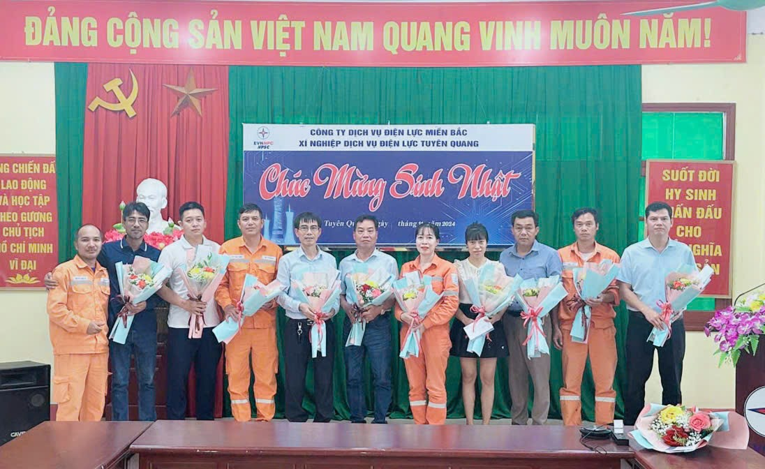  Xí nghiệp Dịch vụ Điện lực Tuyên Quang tổ chức tặng hoa,  tặng quà, cho CBCNV có ngày sinh nhật theo định kỳ hàng quý 